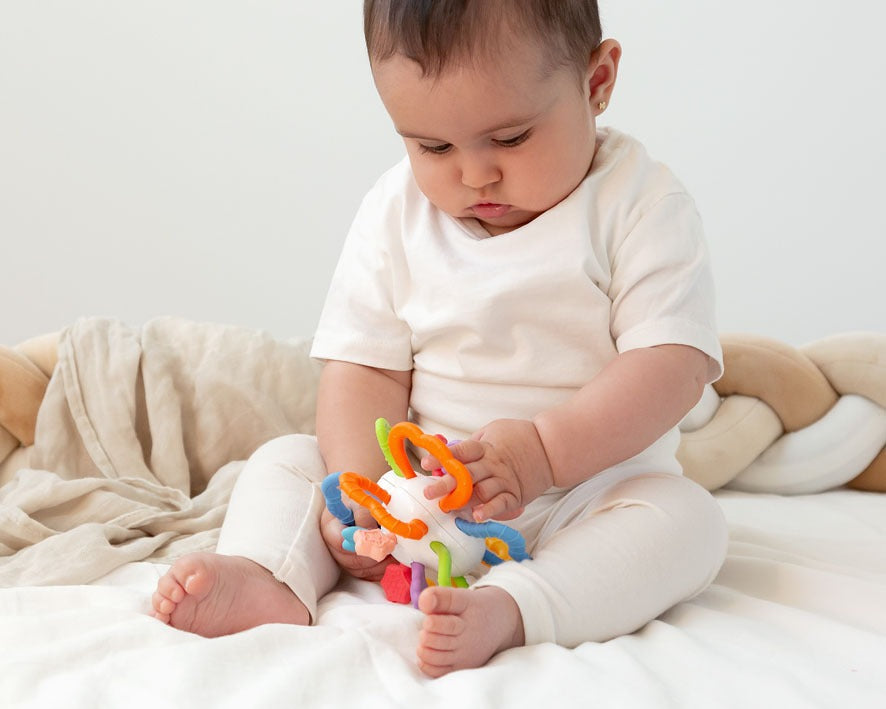 MORDEDOR SENSORIAL EN FORMA DE BOLA PARA BEBÉS KIOKIDS