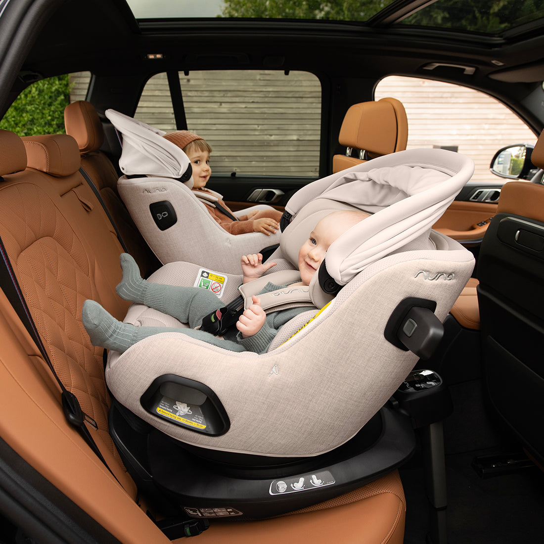 Silla de coche convertible giratoria con capota solar pruu aire de NUNA