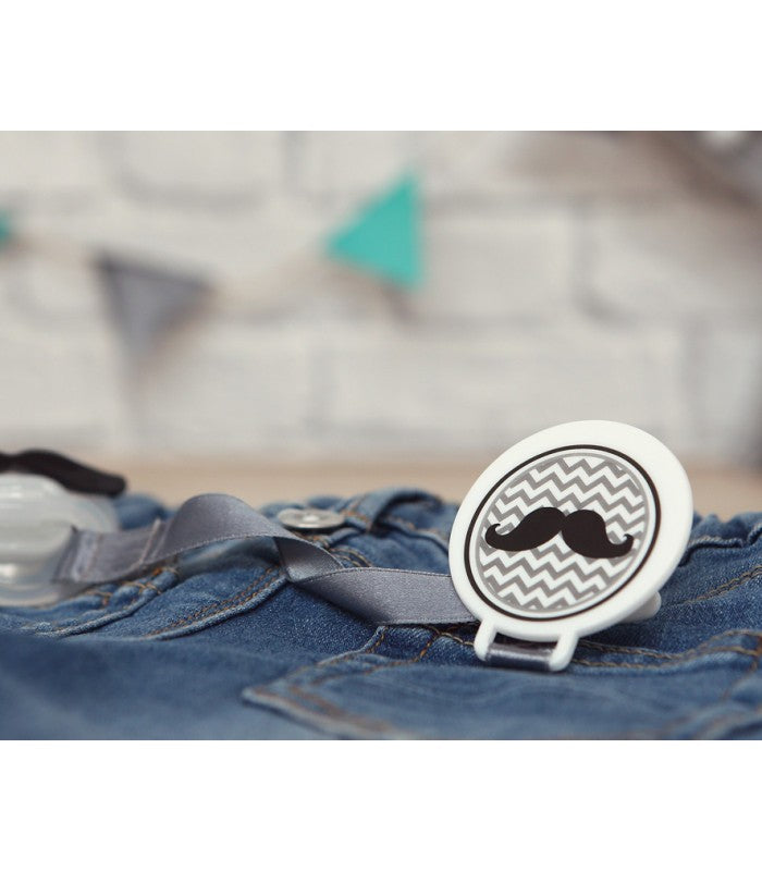 Pinza sujetachupete bigote negro de kiokids