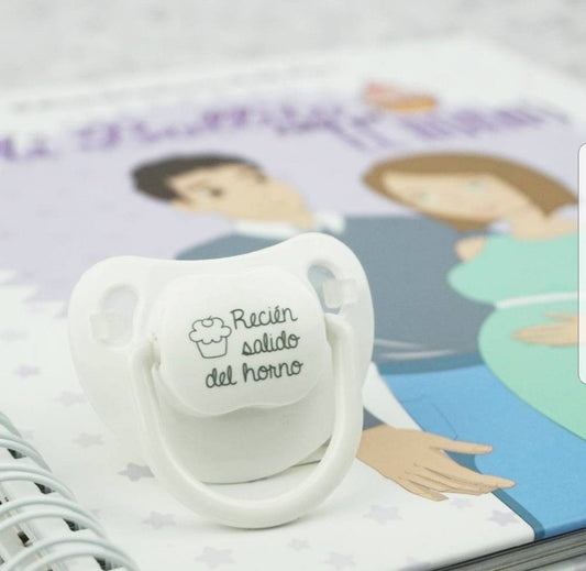 Diario del embarazo + Chupete "Recién salido del horno" de Mi Pipo