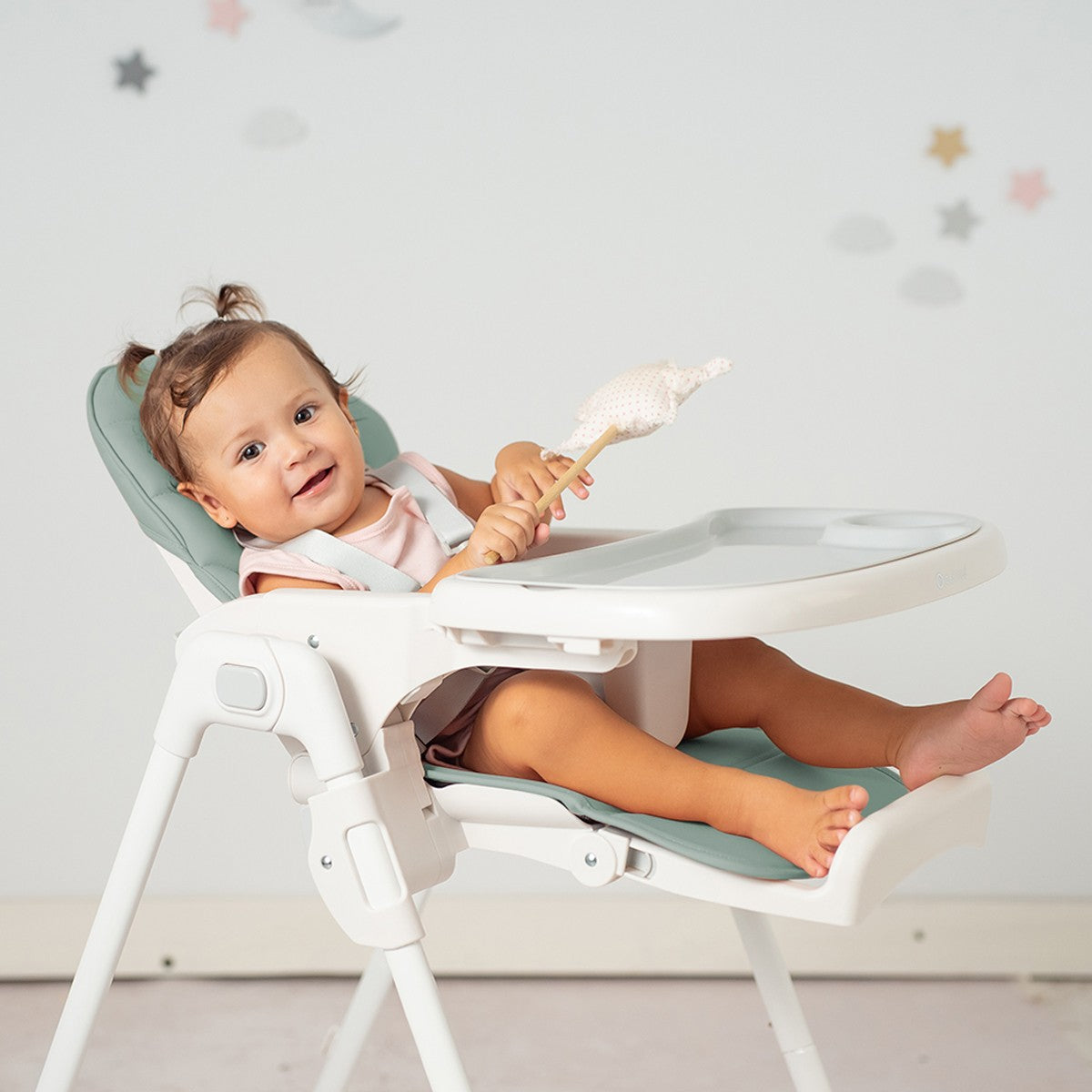Olmitos – Trona bebe ligera multi posiciones – Asiento regulable con bandeja extraíble – Incluye ruedas y fácil plegado