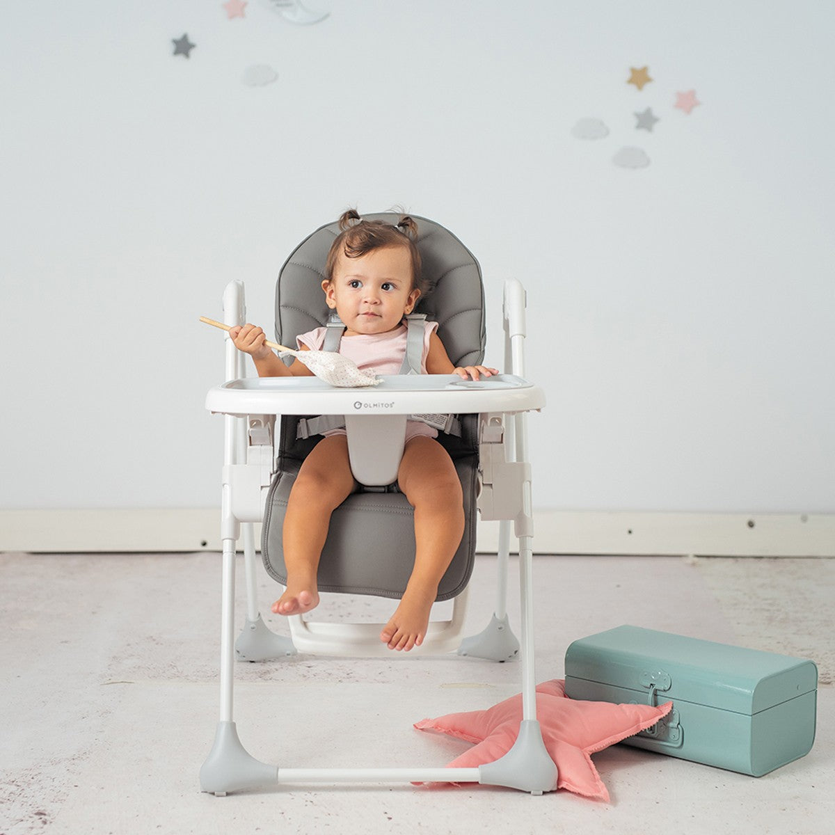 Olmitos – Trona bebe ligera multi posiciones – Asiento regulable con bandeja extraíble – Incluye ruedas y fácil plegado