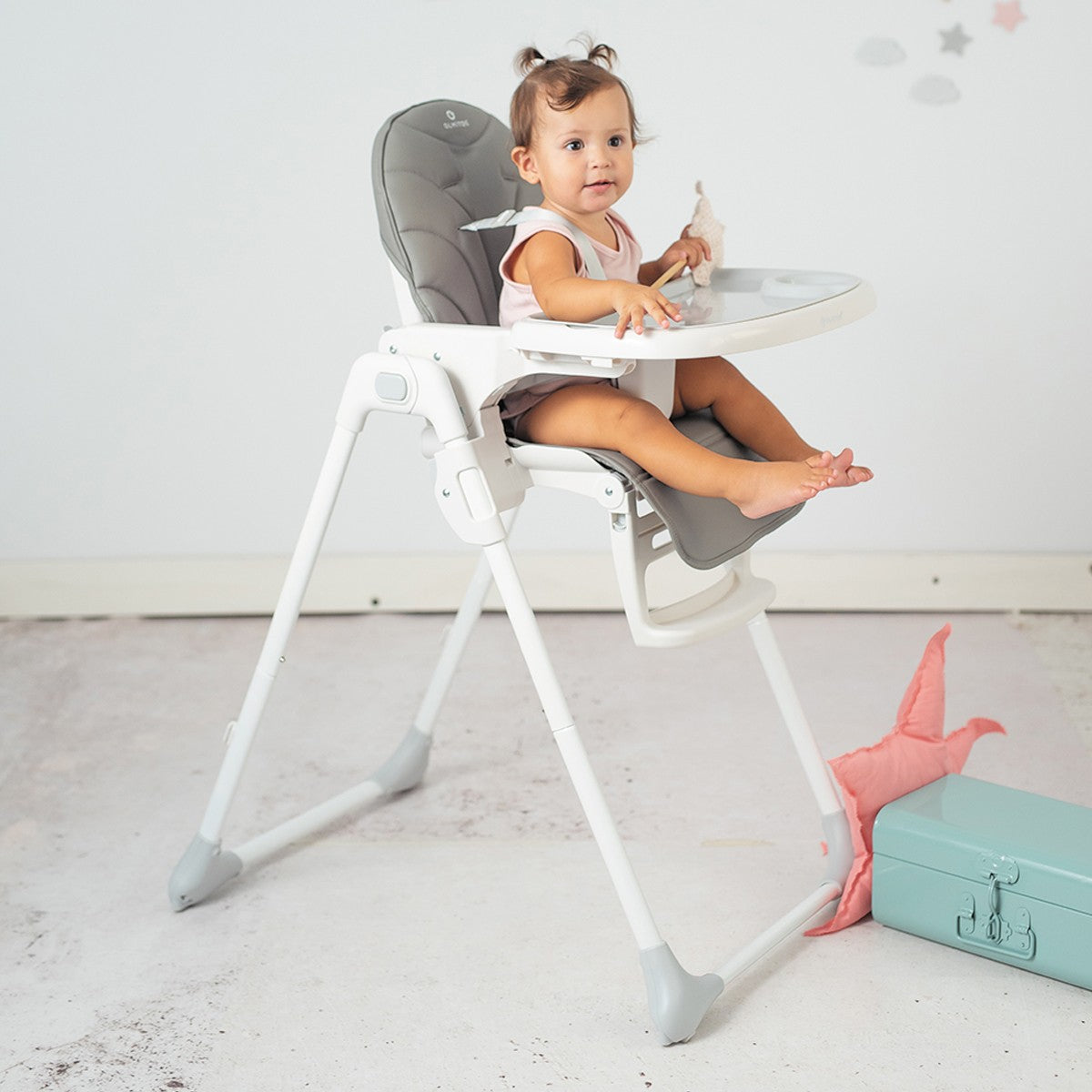 Olmitos – Trona bebe ligera multi posiciones – Asiento regulable con bandeja extraíble – Incluye ruedas y fácil plegado