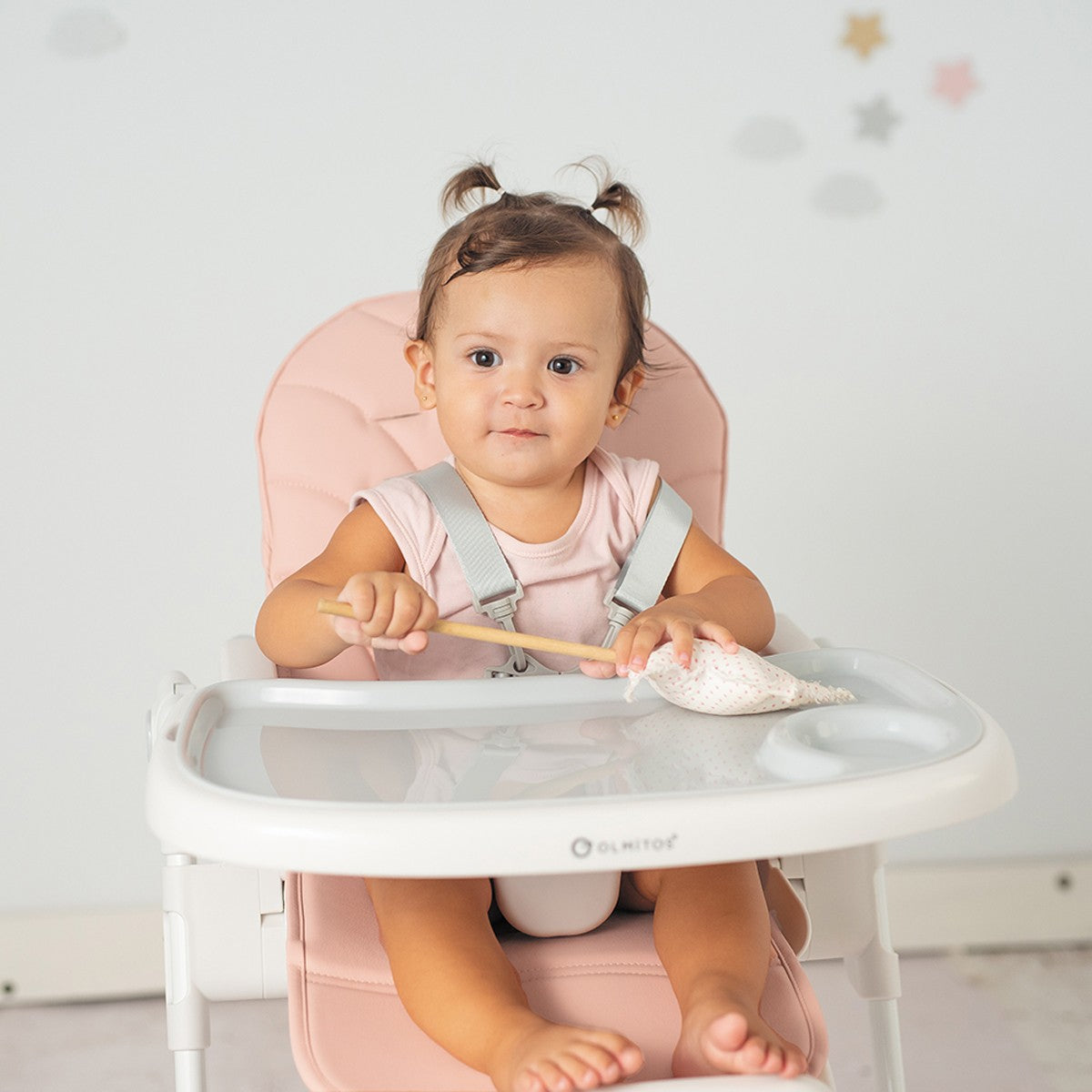 Olmitos – Trona bebe ligera multi posiciones – Asiento regulable con bandeja extraíble – Incluye ruedas y fácil plegado